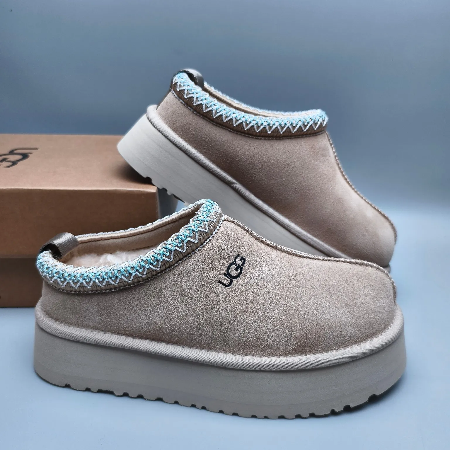 💰440 UGG sheepskin all-in-one snow boots 2553 co-branded national trend style thick-soled one-leg women’s snow boots🐾~ 🍭 A co-branded trendy item launched with well-known designer brands Feng Chen Wang and TELFAR. Zhou Dongyu & Wang Jiaer’s same style Fang Kete boots. The slip-on design makes it easy to put on and take off, and can be used indoors or outdoors. The exotic edging design is eye-catching, and it is definitely worth buying~ 🍭Material: cowhide➕sheep fur Outsole: rubber (light wing technology) 🍭Color: black, maroon, sand, dark green, light gray, chocolate, beige, walnut, brown, dark gray, red 🍭Number of codes: 35-42
